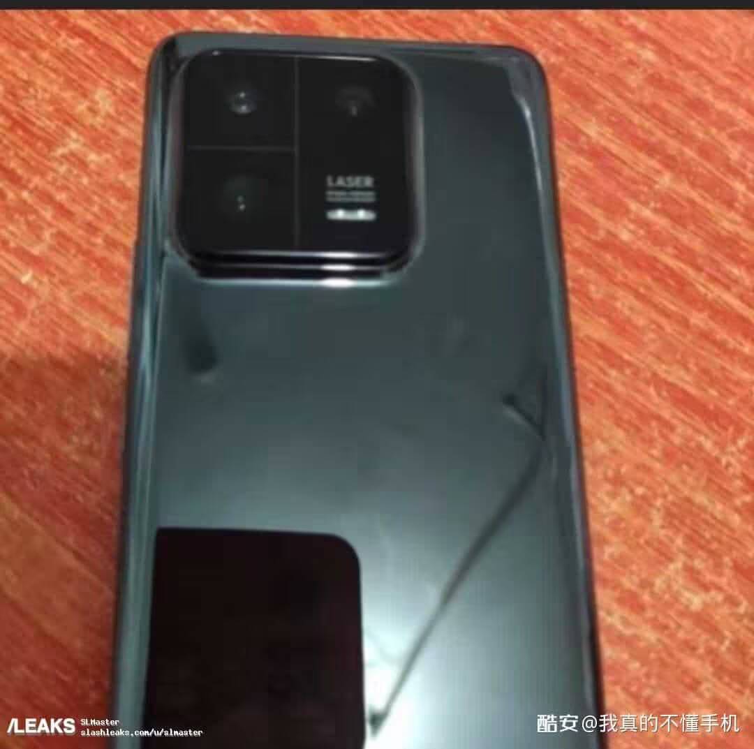 В сеть слили фото Xiaomi 13 1 Задняя панель Xiaomi 13 с камерой и вспышкой