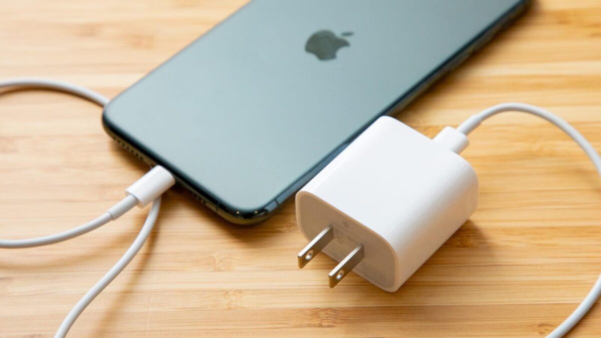 Зарядное устройство USB-C для iPhone на деревянной поверхности