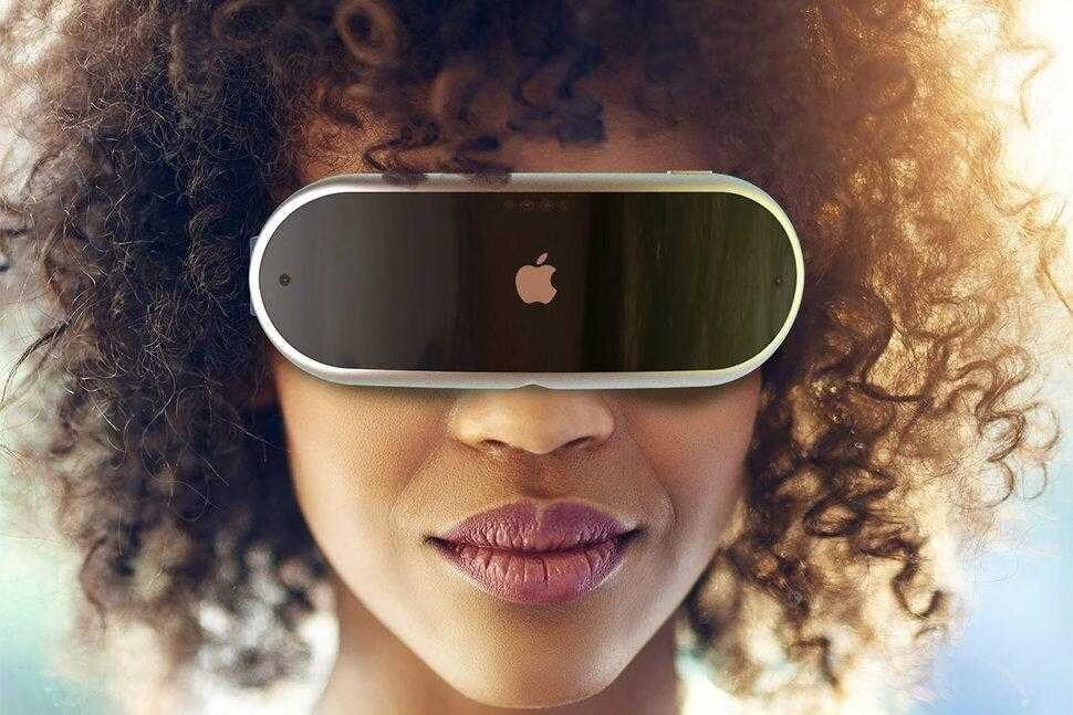 Женщина в Apple Vision Pro — очках смешанной реальности с интерфейсом дополненной реальности
