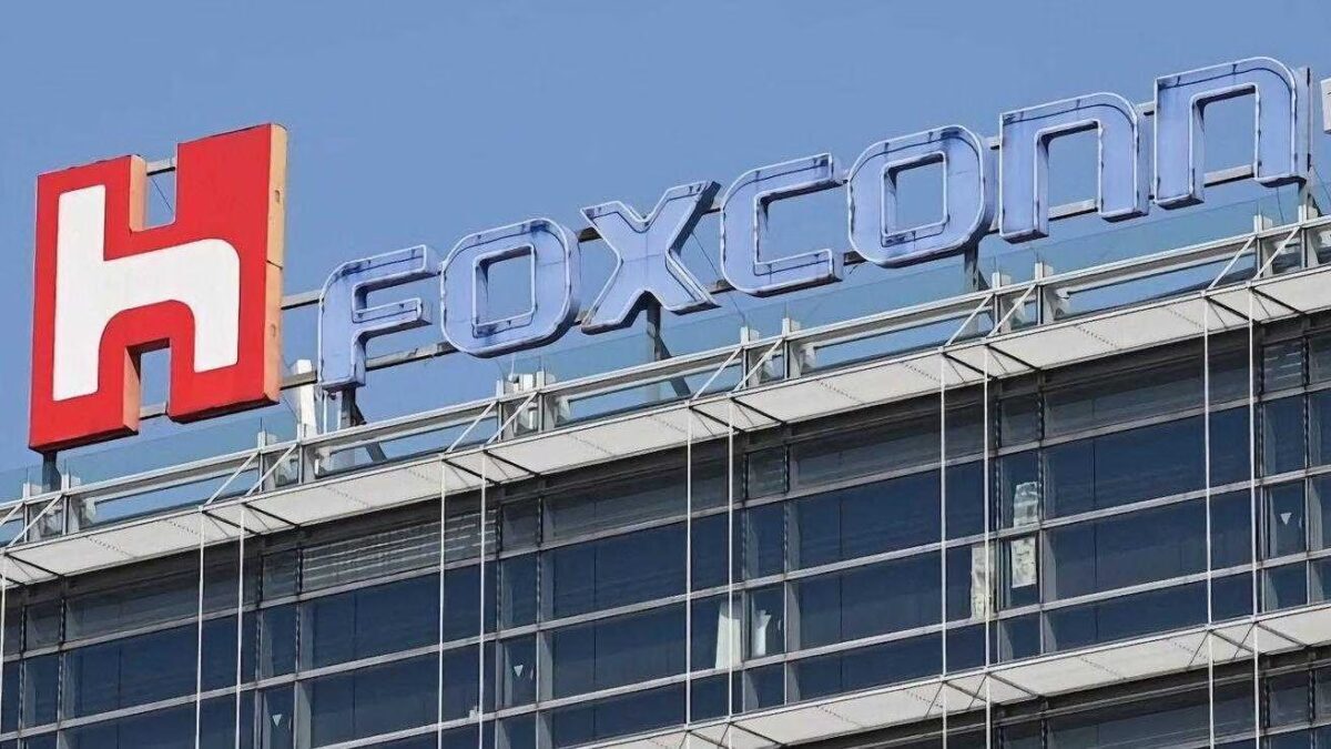 Здание Foxconn с логотипом на крыше крупным планом