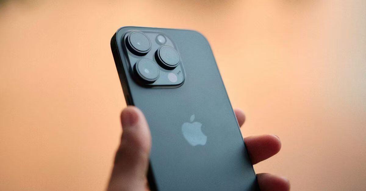Задняя часть iPhone 14 Pro с тремя камерами и логотипом Apple