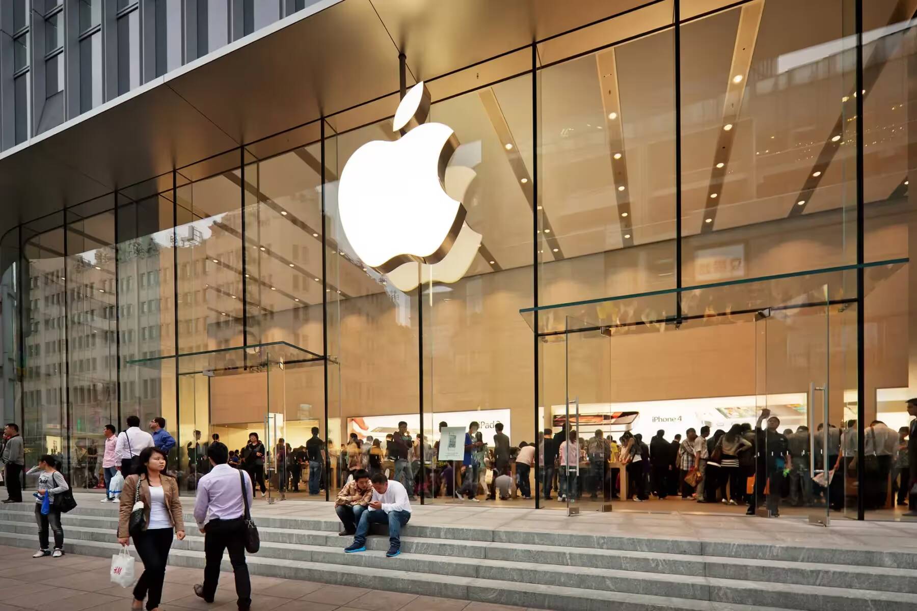 Фасад магазина Apple с большим логотипом на стеклянных стенах