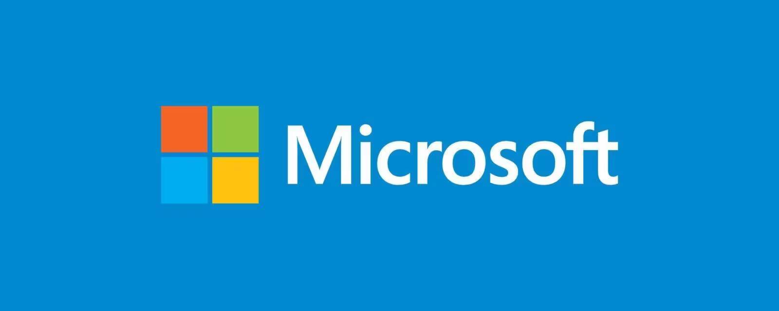 Логотип Microsoft на голубом фоне с названием компании