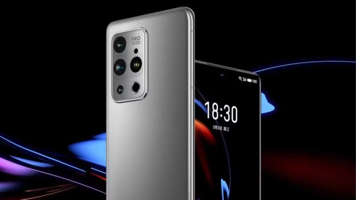 Смартфон Meizu 18 Pro с тремя камерами на задней панели, вид сзади