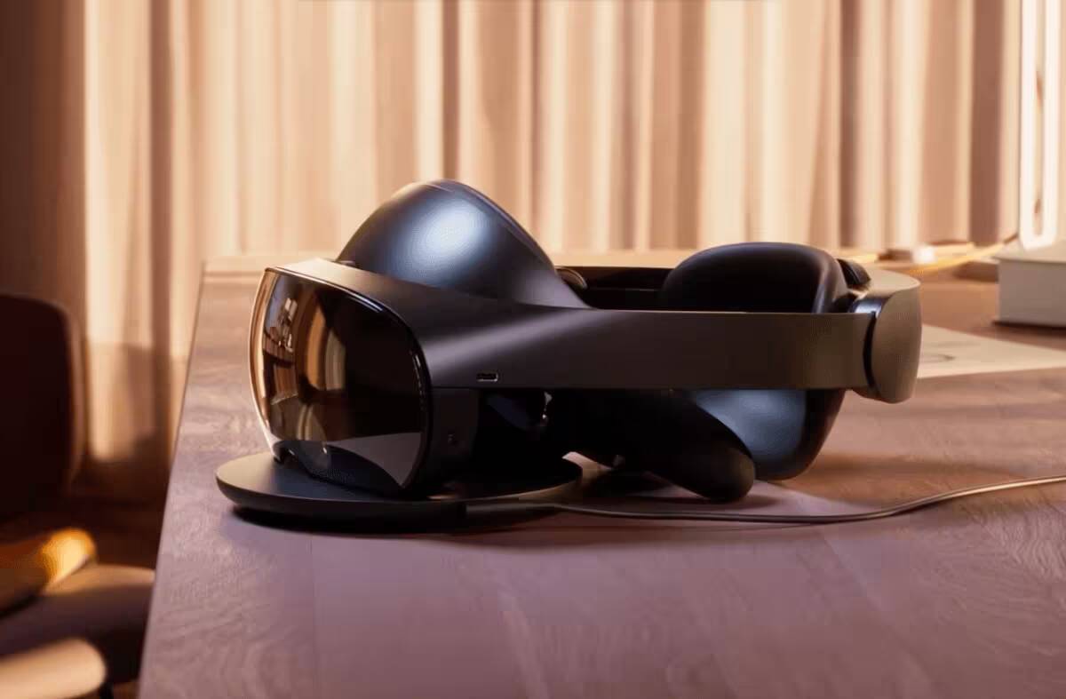 Один из компонентов виртуальной реальности Oculus Quest 2 на столе