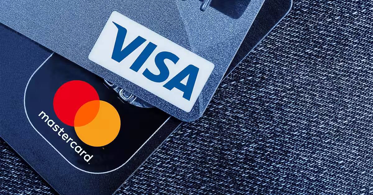 Блок кредитной карты Mastercard и визитка VISA на тканевом фоне