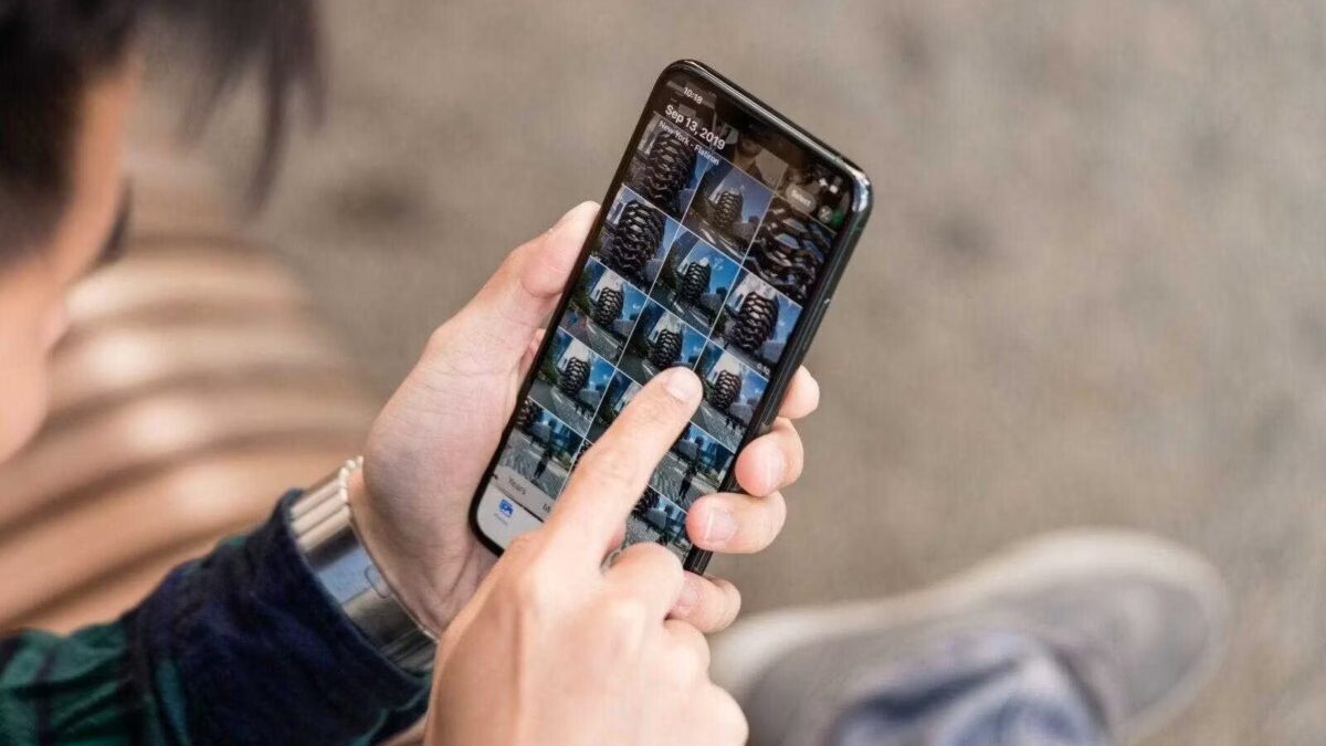 Экран iPhone с галереей фото и активной автоматической сменой обоев в настройках Apple