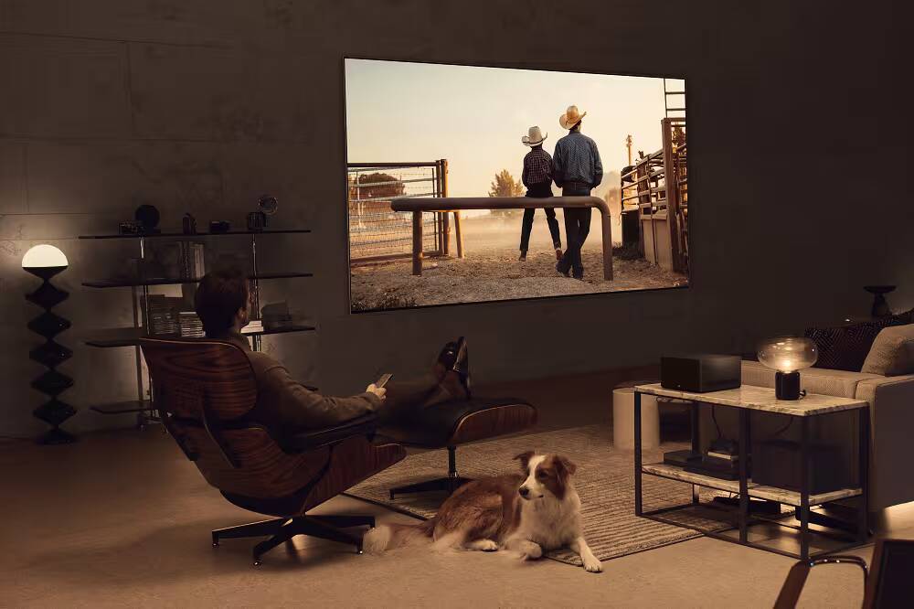 CES 2023: LG представил телевизор OLED с технологией Zero Connect 1 Женщина и мужчина смотрят на телевизор LG OLED с Zero Connect в гостиной