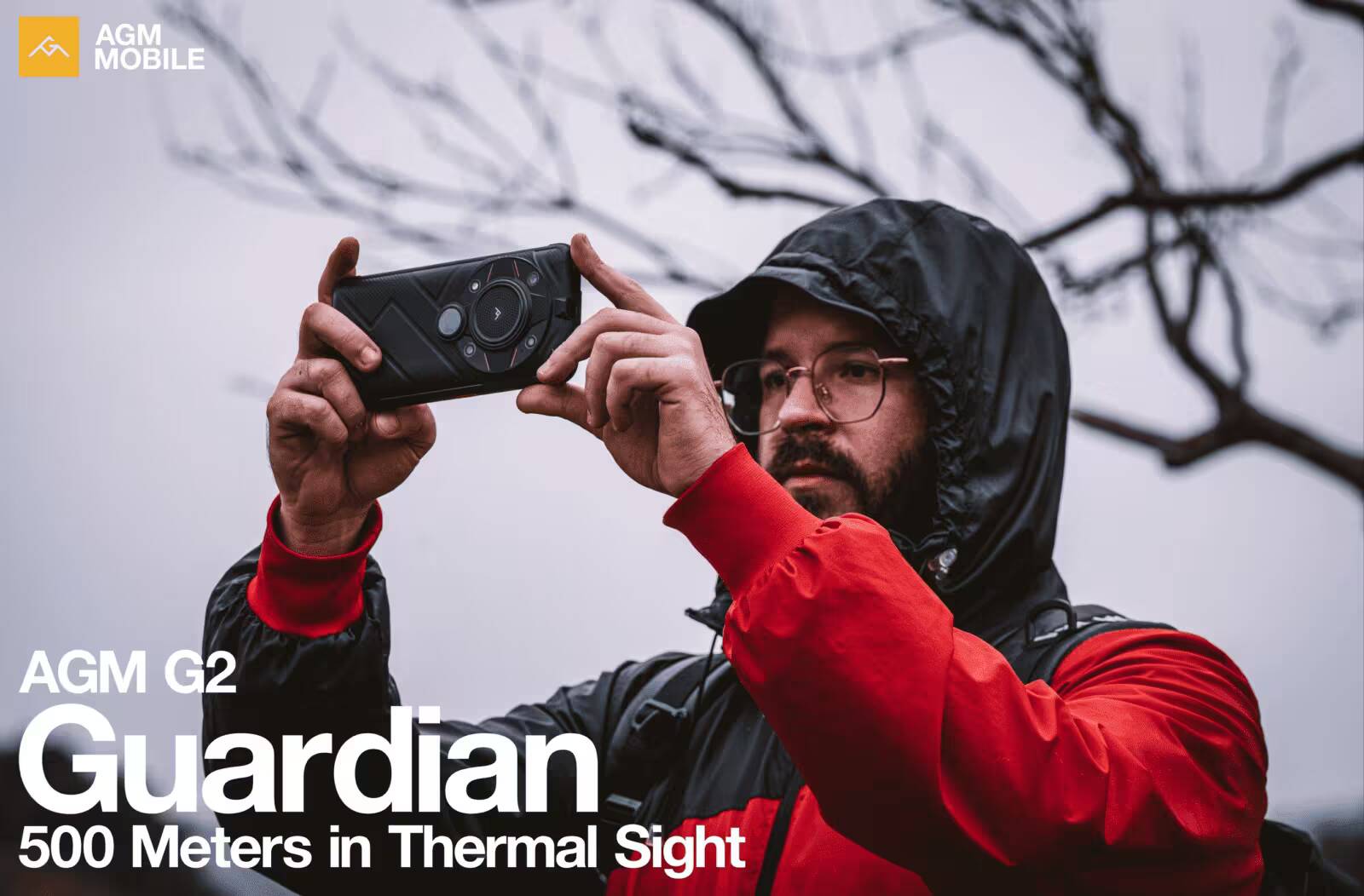 Человек с защитой головы и очками снимает на смартфон AGM G2 Guardian