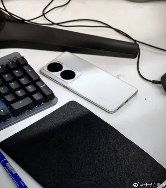 Белый смартфон Huawei P60 Pro вид спереди на столе