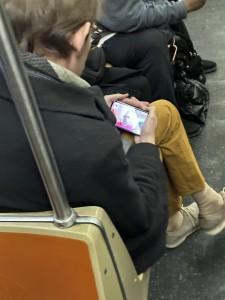 Google Pixel Fold заметили в метро Нью-Йорка 6 1 3