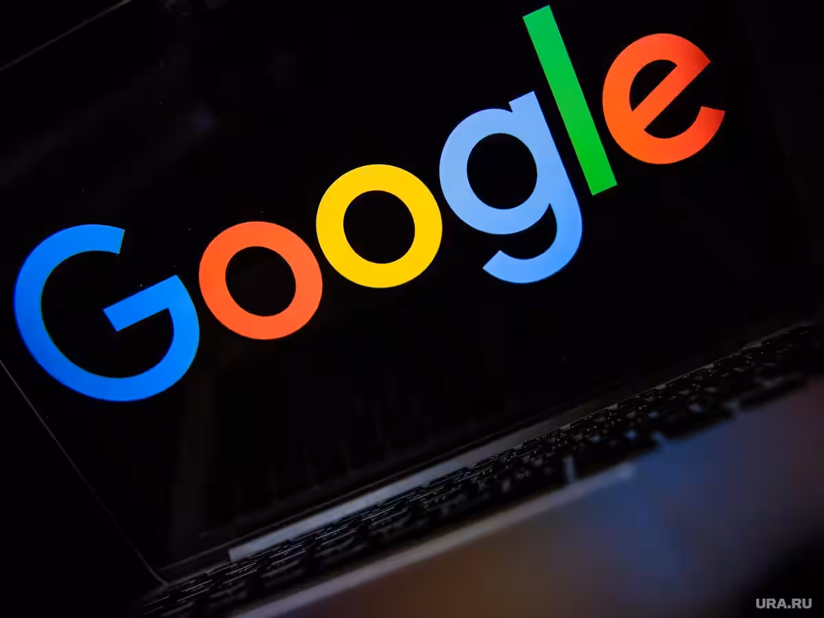 Логотип Google на экране ноутбука с подсветкой, иллюстрация к прекращению Chrome Cleanup Tool