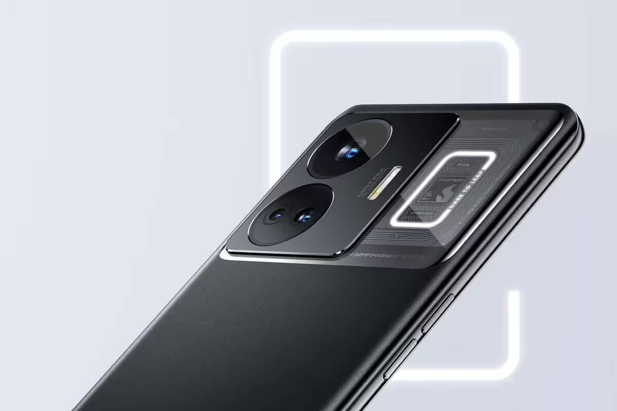 Крупный план камеры Realme GT3 Neo с тремя объективами и световой рамкой