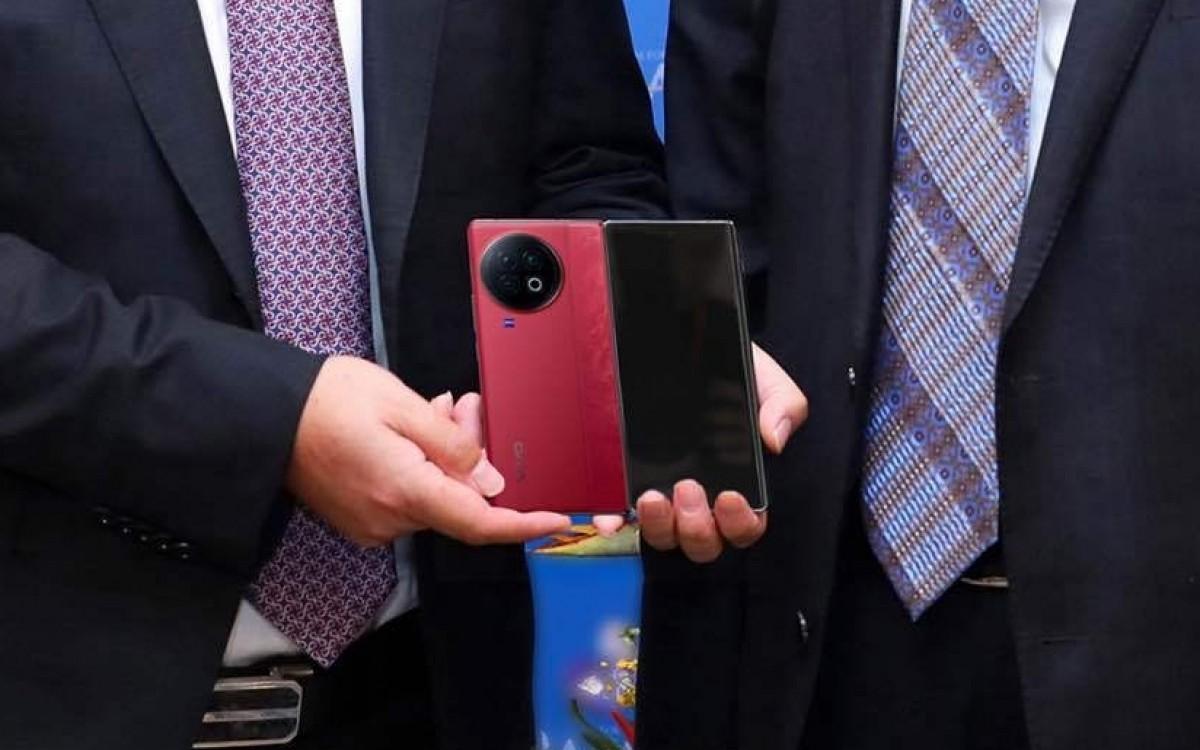Vivo X Fold2 показали вживую 5 gsmarena 002 14