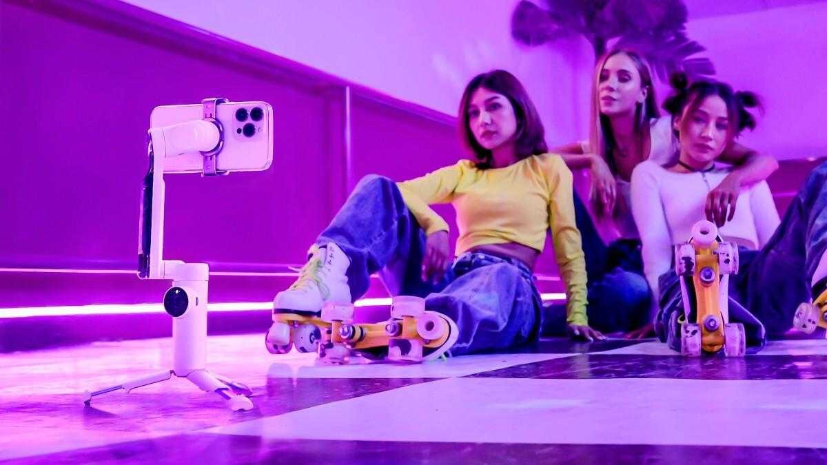 Insta360 Flow: новый стабилизатор для смартфона с ИИ отслеживанием 7 gsmarena 002 3 1