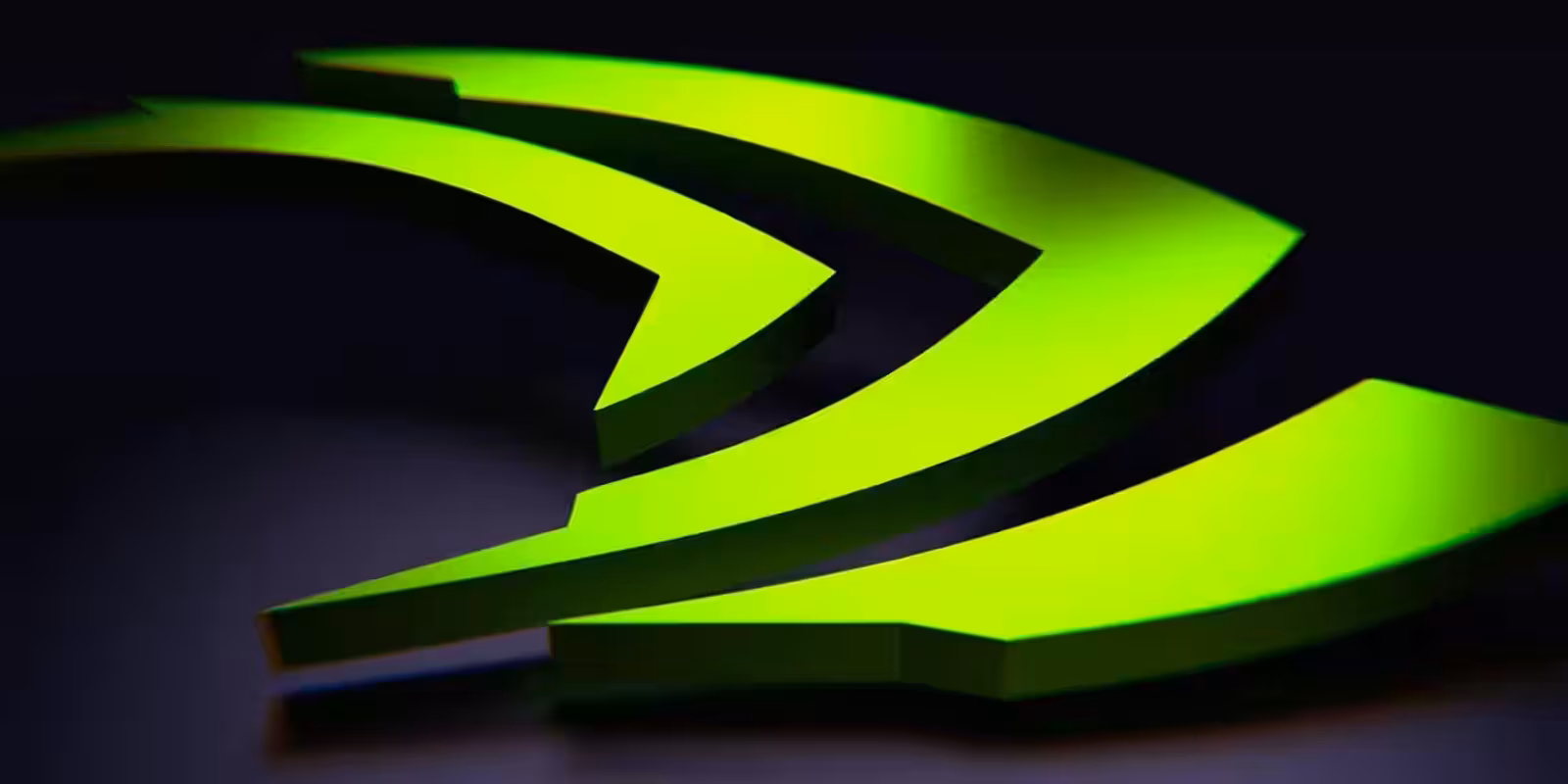 Графический логотип NVIDIA в ярком зеленом цвете на черном фоне