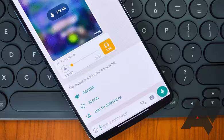 Смартфон с открытым WhatsApp интерфейсом и отправкой файла