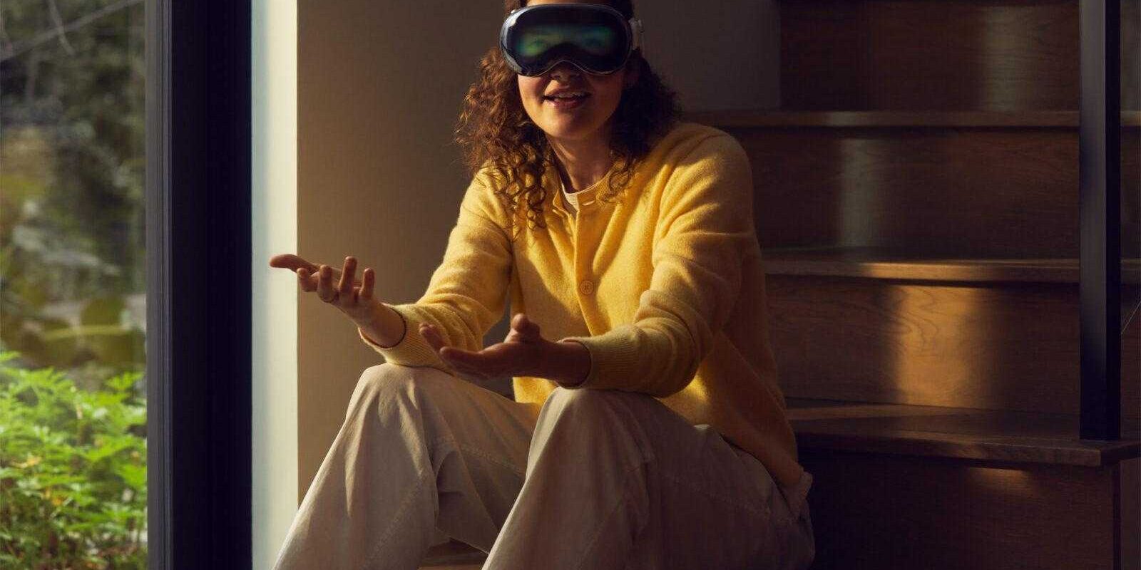 Продажи очков смешанной реальности Vision Pro начнутся в феврале 2024 года 1 apple wwcd23 vision pro lifestyle with battery facetime 230605 big.jpg.large 2x