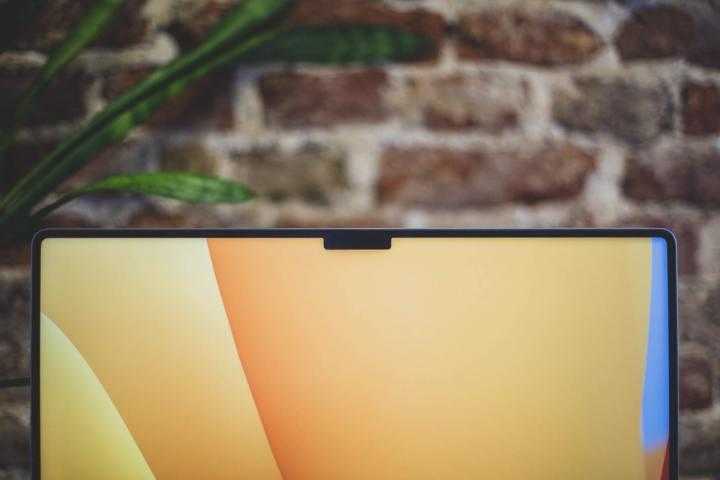 Apple может убрать вырез с Mac и iPhone 3 macbook notch bram van oost unsplash 1