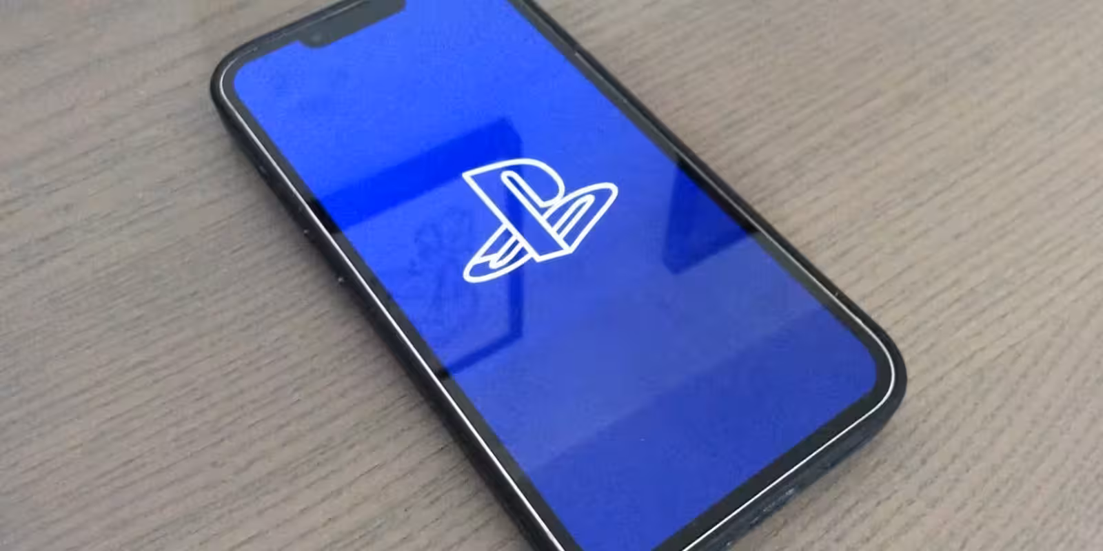 Сотрудник PlayStation Mobile на фото в офисе компании перед мероприятием