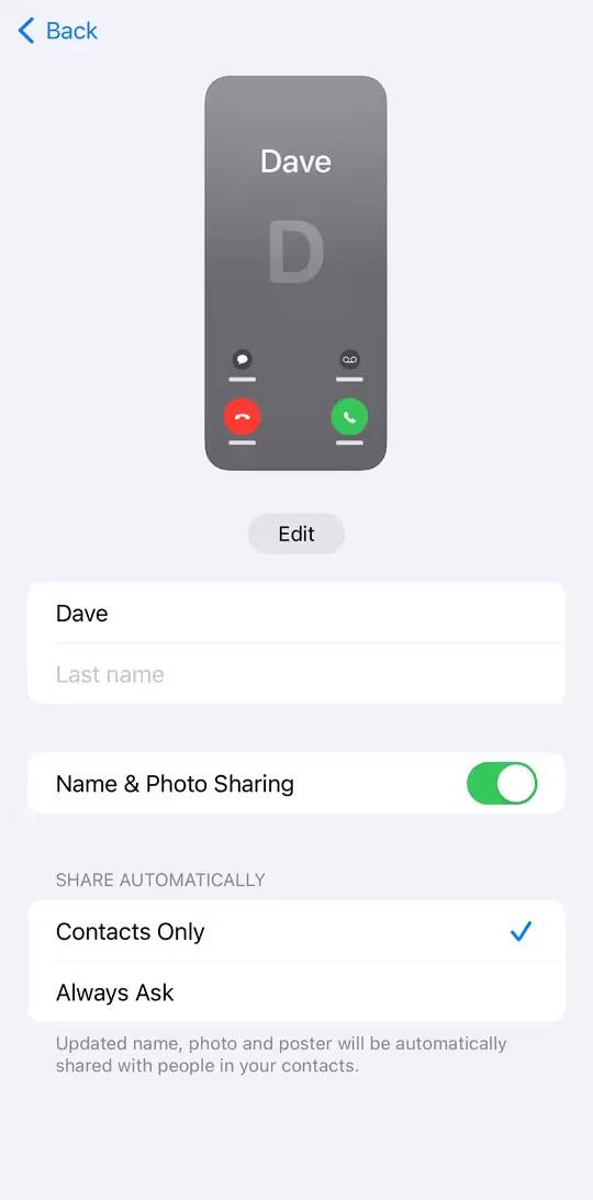 Настройка карточки контакта в iOS 17 на экране телефона с именем Дейв и переключателем обмена фото