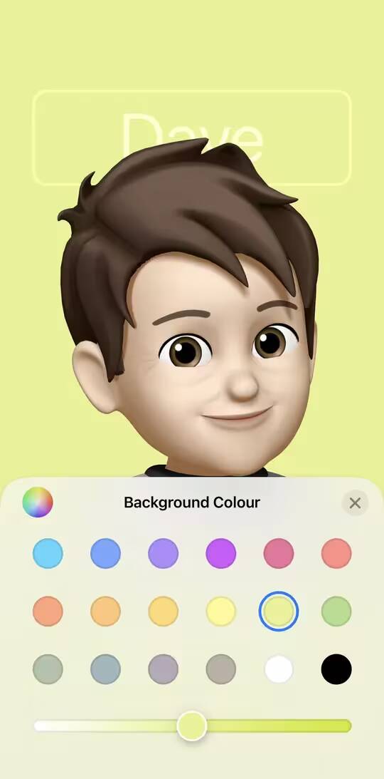 Экран настройки карточки контакта на iOS 17 с выбором цвета фона
