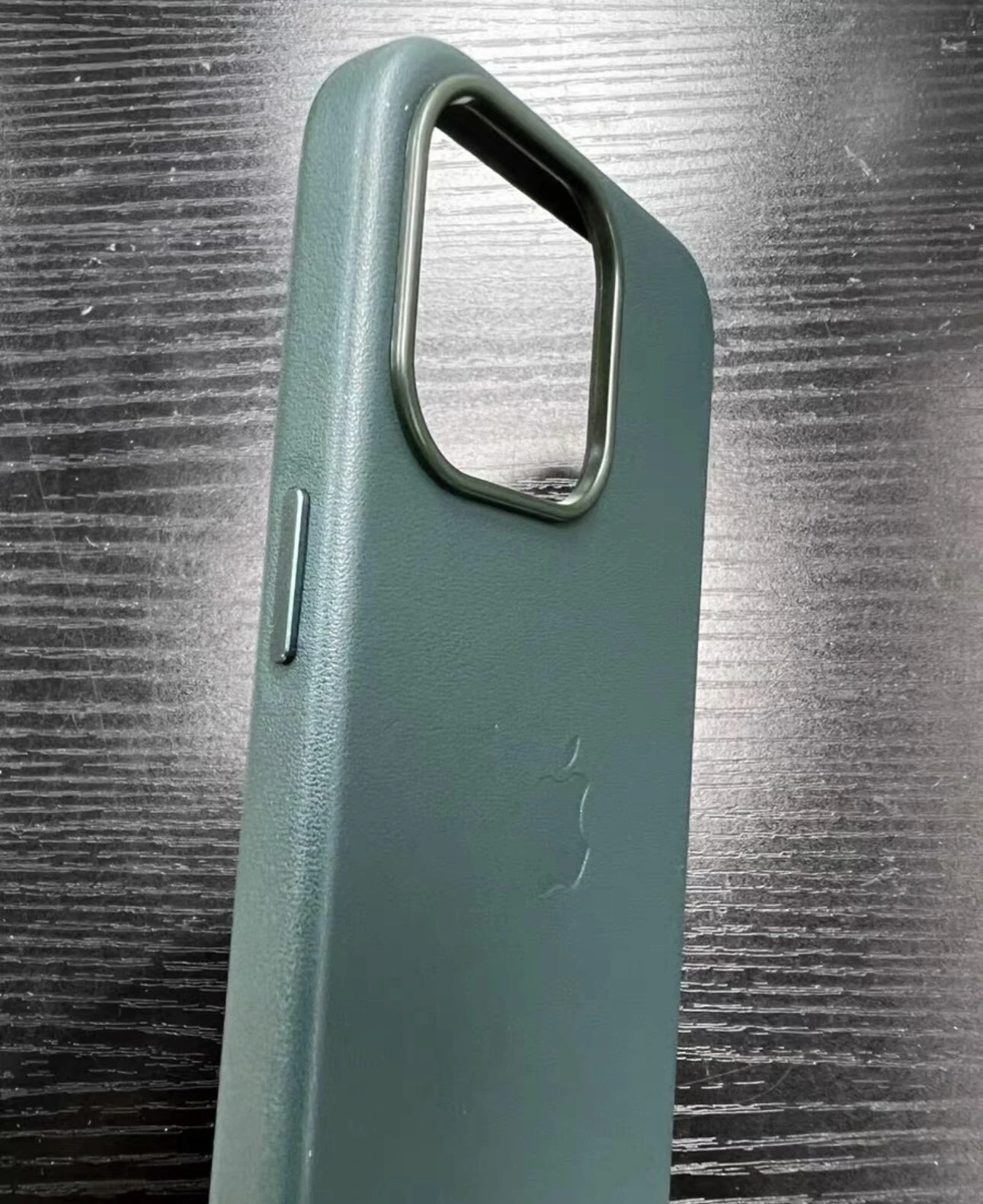 Apple iPhone 15 Pro: дизайн чехла показывает размер кнопки действия 5 Apple