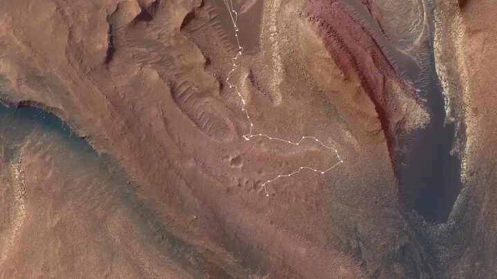 На этой карте показан маршрут, пройденный марсоходом Curiosity в мае-июле, чтобы завершить самый сложный подъем в рамках миссии. Начиная с "Долины маркерных полос" (более темная область в центре вверху), маршрут показан белым цветом, а точками отмечены все остановки, которые делал марсоход.