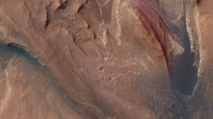 Марсоход Curiosity преодолел 23-градусный склон в ходе исследования Марса 3 На этой карте показан маршрут, пройденный марсоходом Curiosity в мае-июле, чтобы завершить самый сложный подъем в рамках миссии. Начиная с "Долины маркерных полос" (более темная область в центре вверху), маршрут показан белым цветом, а точками отмечены все остановки, которые делал марсоход.