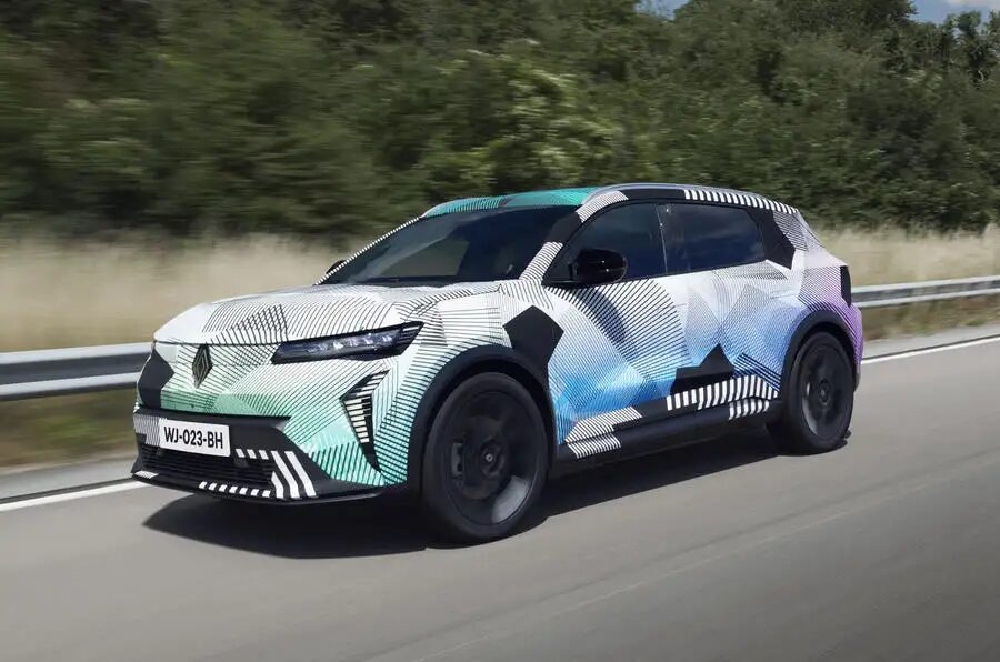 renault scenic 2024 camouflaged tracking front quarter 0.jpg