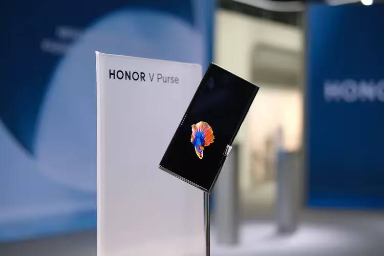 Гибкий телефон Honor V Purse на выставке ИФА 2023