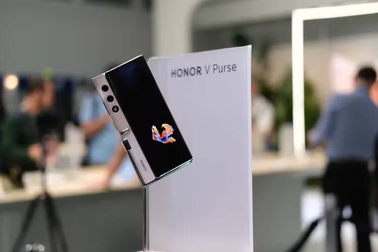 Складной телефон Honor V Purse на дисплее и стенде