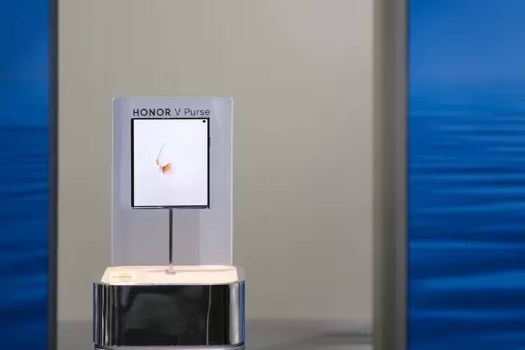 Изогнутый дисплей Honor V Purse в центре презентации