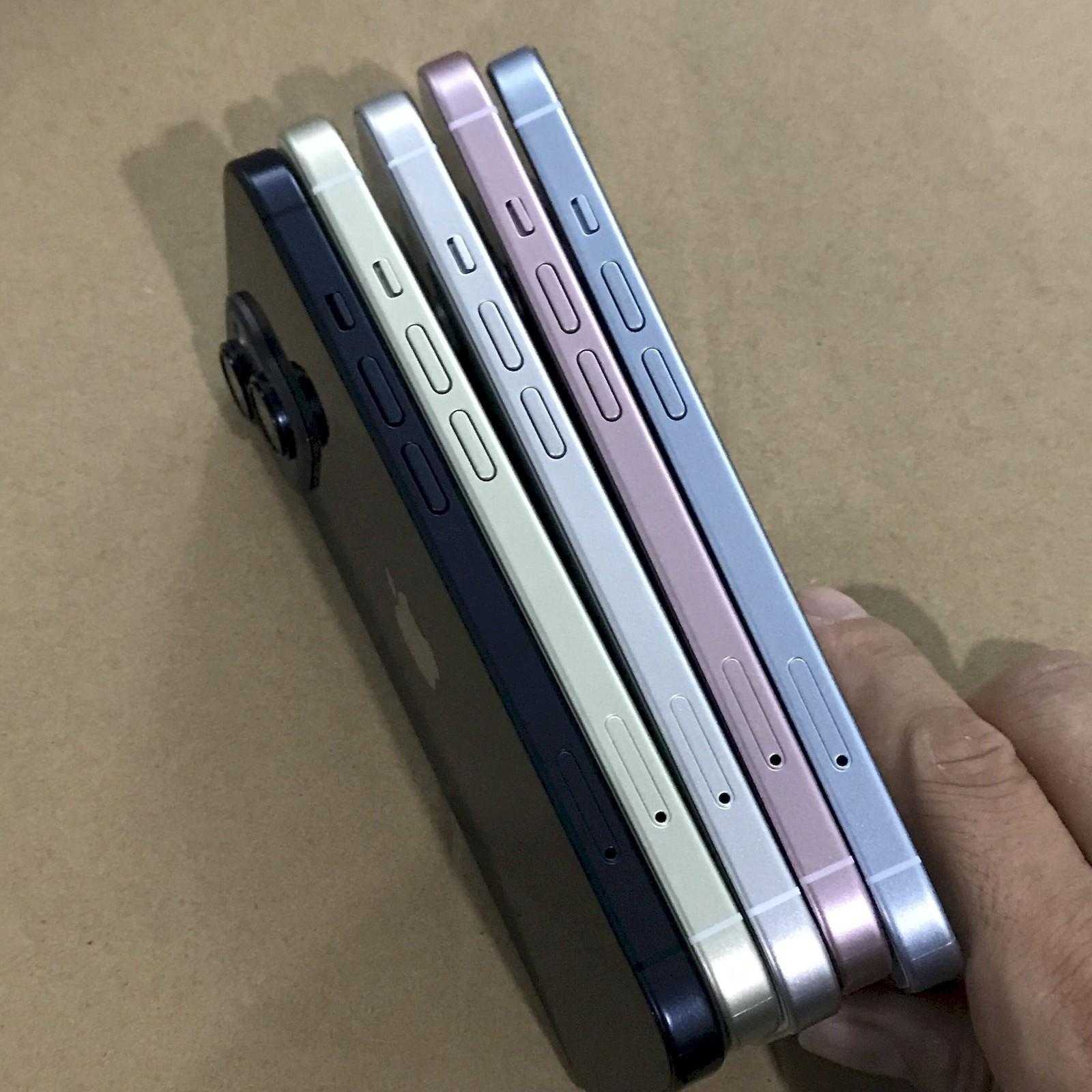 iPhone 15 и 15 Pro показали в новых цветах: серый, серый и еще раз серый 12 gsmarena 004 16