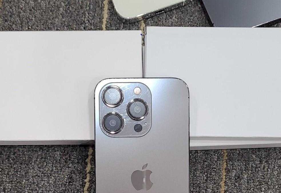 iPhone 15 и 15 Pro показали в новых цветах: серый, серый и еще раз серый 9 gsmarena 008 7