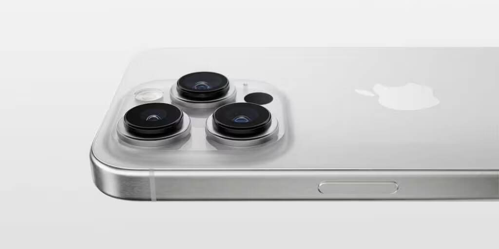 Задняя часть iPhone 15 с тройной камерой и логотипом