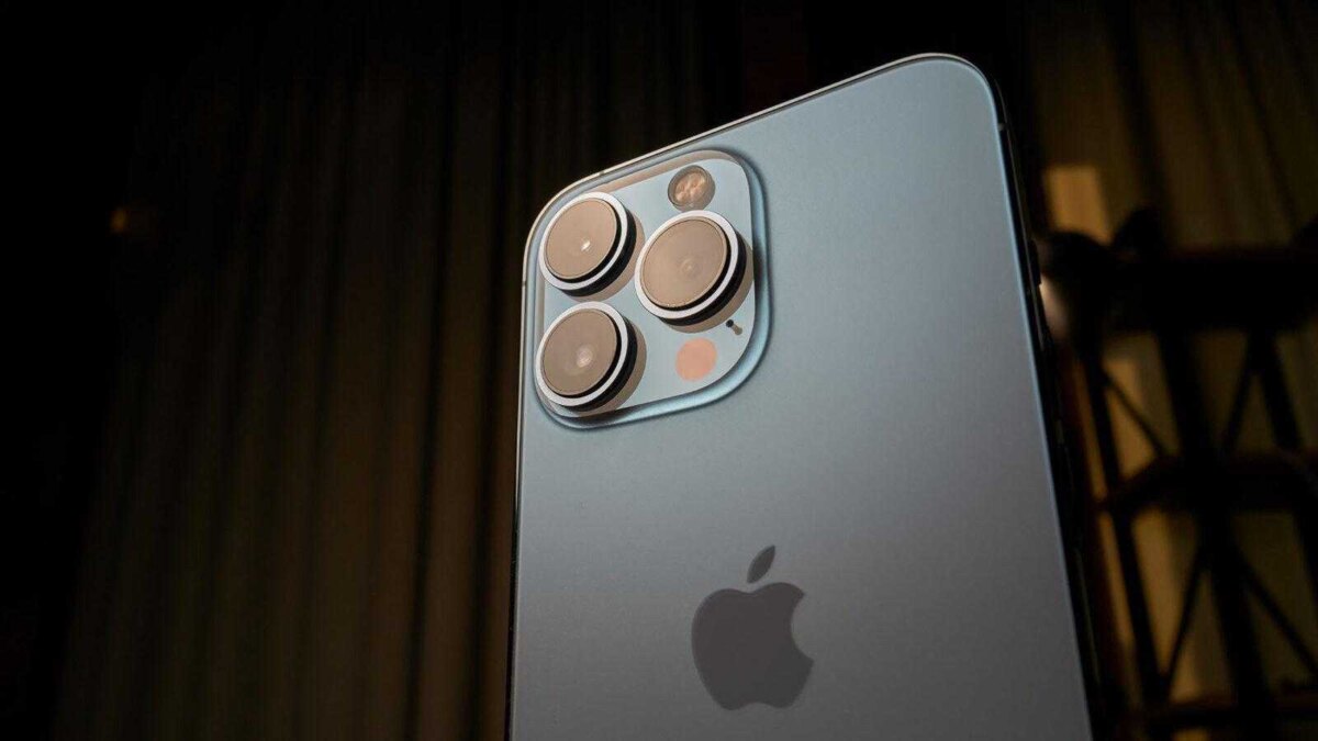 Задняя часть iPhone 15 Pro с тройной камерой и логотипом Apple