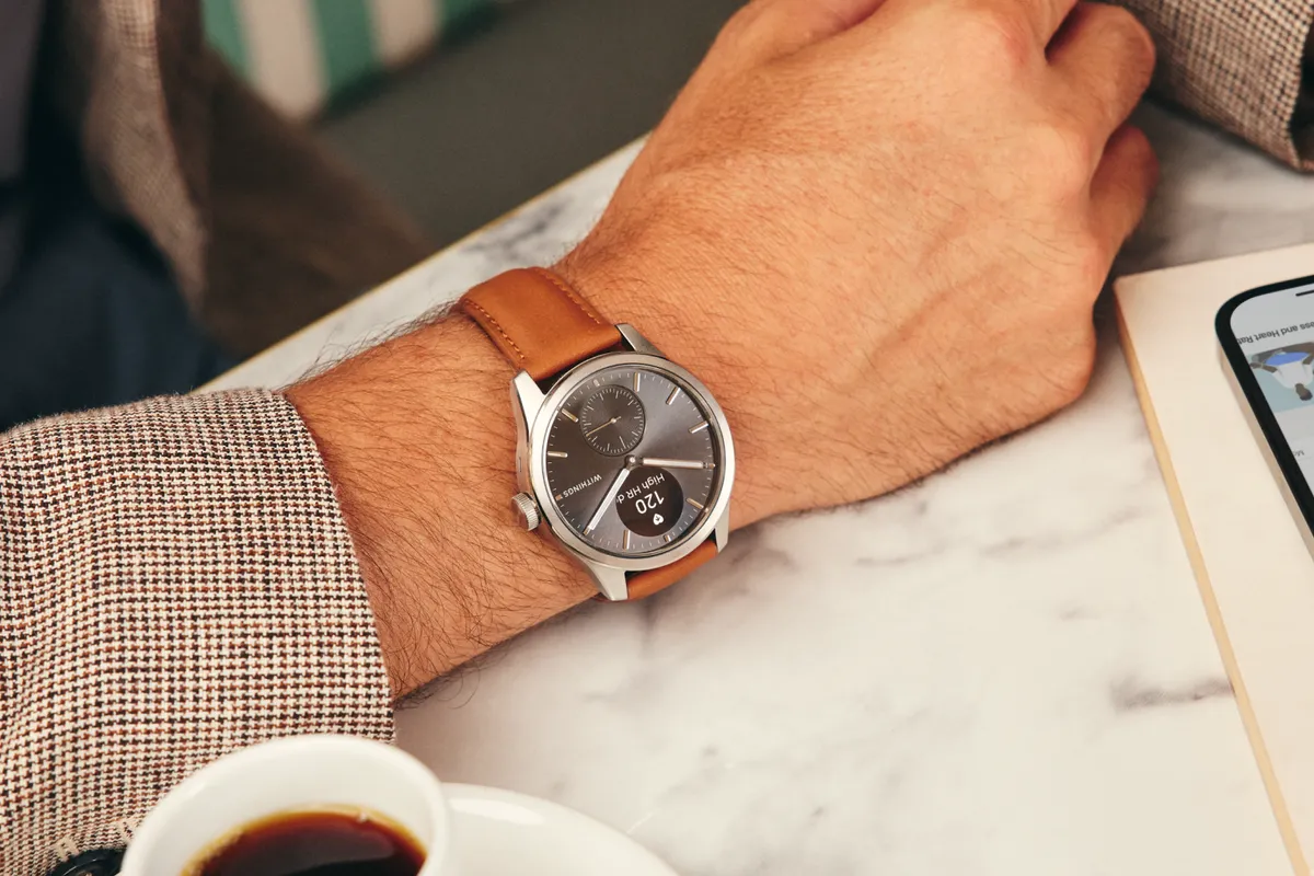 IFA 2023. Withings добавил мониторинг температуры тела в новые часы ScanWatch 2 5 scanwatch 2 42mm black lifestyle en.png