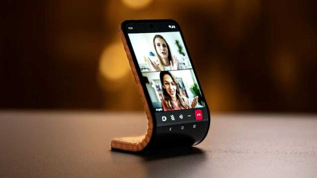 Motorola представила смартфон, который можно носить на руке 11 Motorola