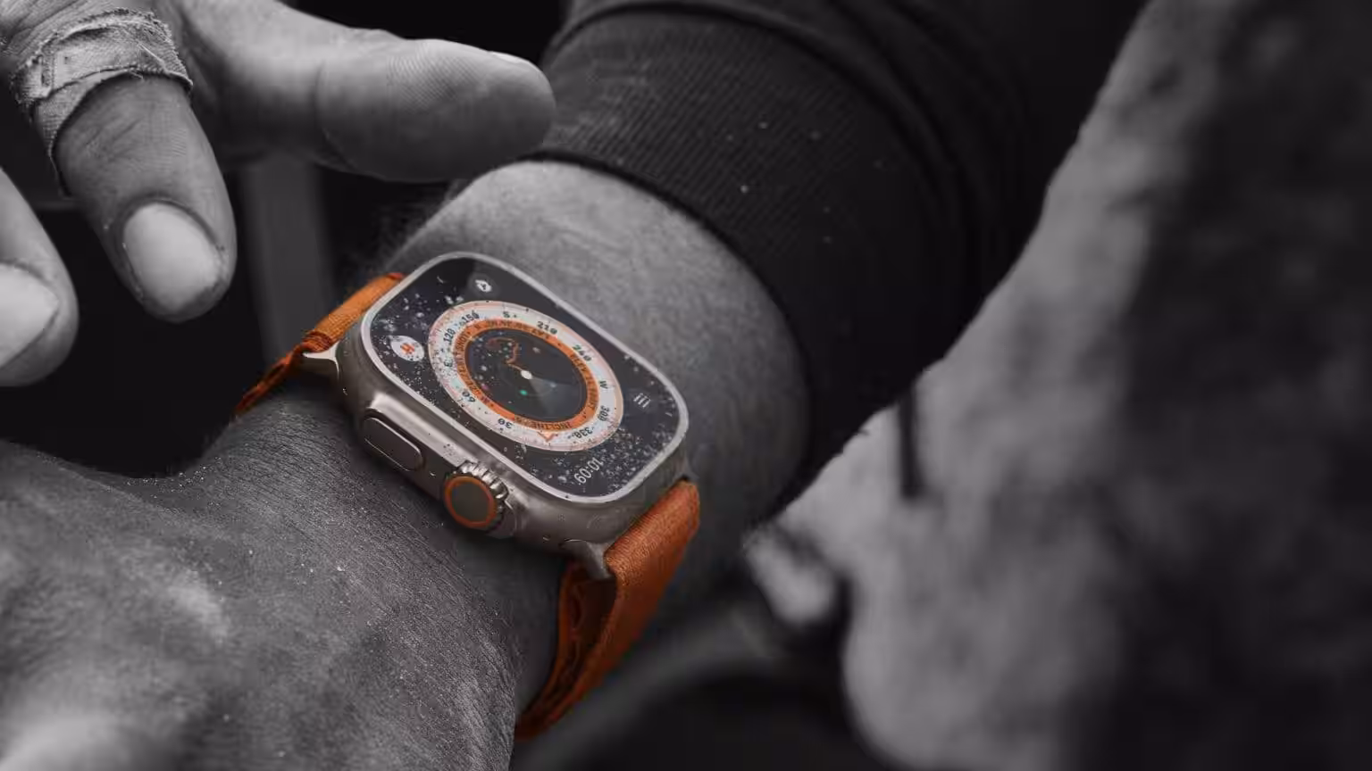 Apple Watch Ultra 3 на оранжевом ремешке на руке, ранние утечки дизайна