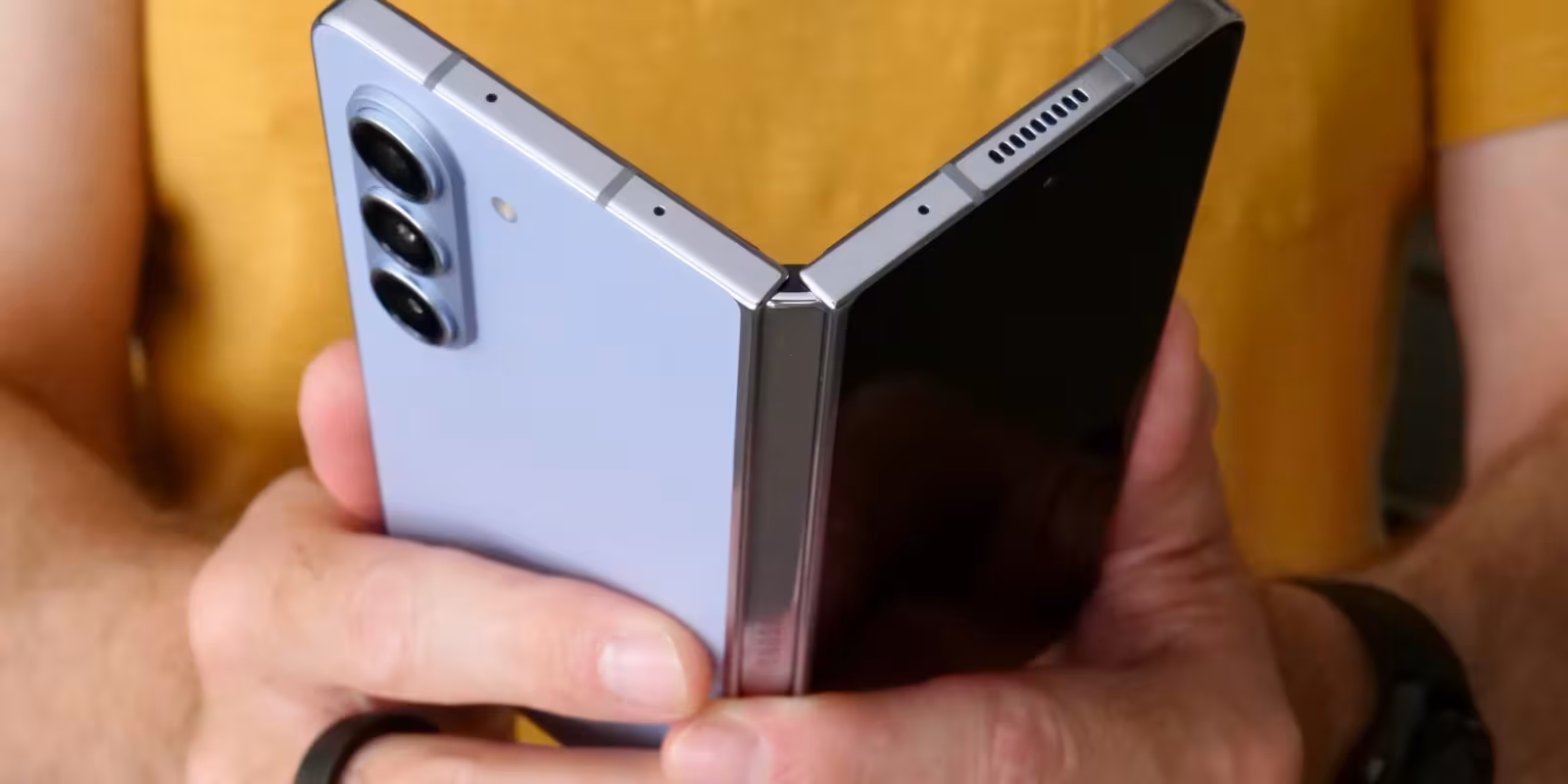 Samsung выпустит недорогую версию складного Galaxy Z Fold в 2024 году 2 galaxy z fold 5 opening top.jpg