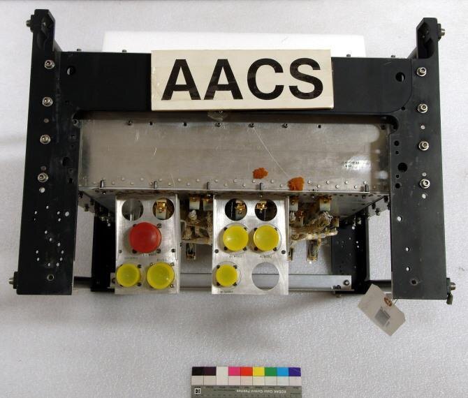 Блок подсистемы AACS с космического аппарата "Вояджер". Источник: Smithsonian National Air And Space Museum