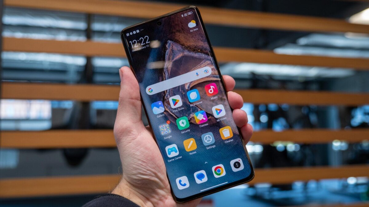 xiaomi 13 pro home screen in hand
