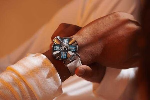 MB&F представил люкс-аксессуар HM11 Architect — часы-НЛО 3 2 9