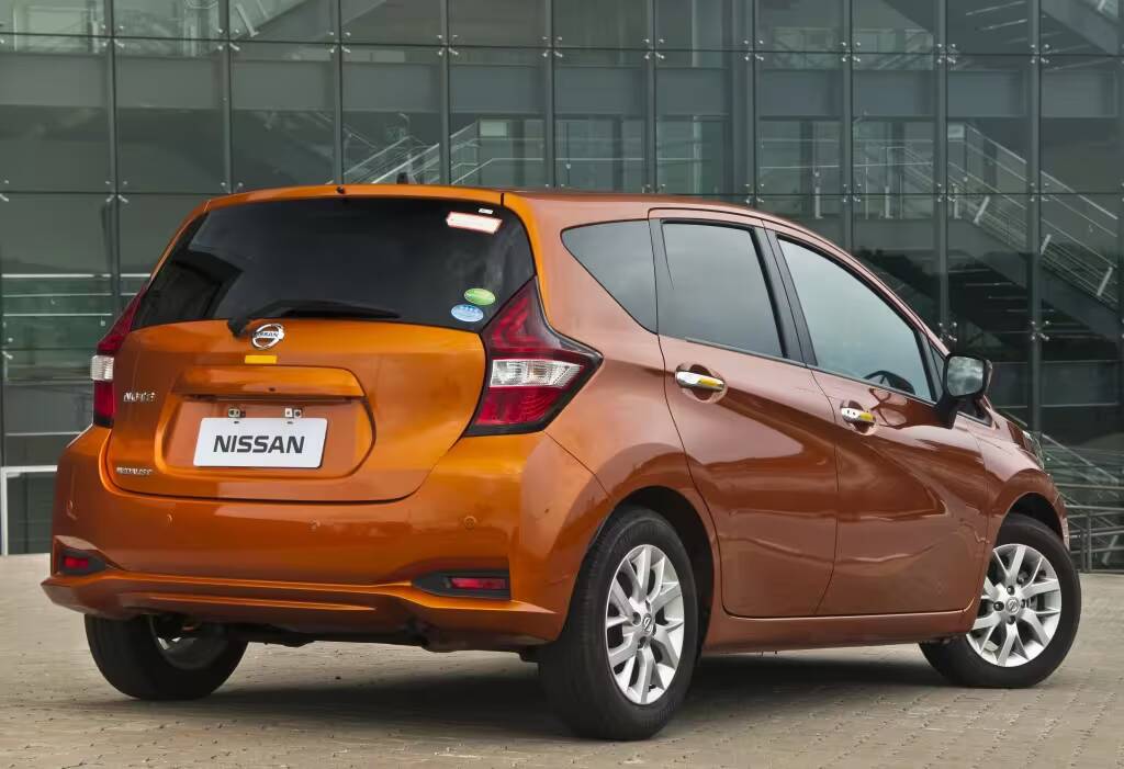 Nissan Note превратится в 7-местный полноприводный минивэн 2 Задняя часть автомобиля Nissan Note оранжевого цвета с закрытым багажником и темными задними стеклами