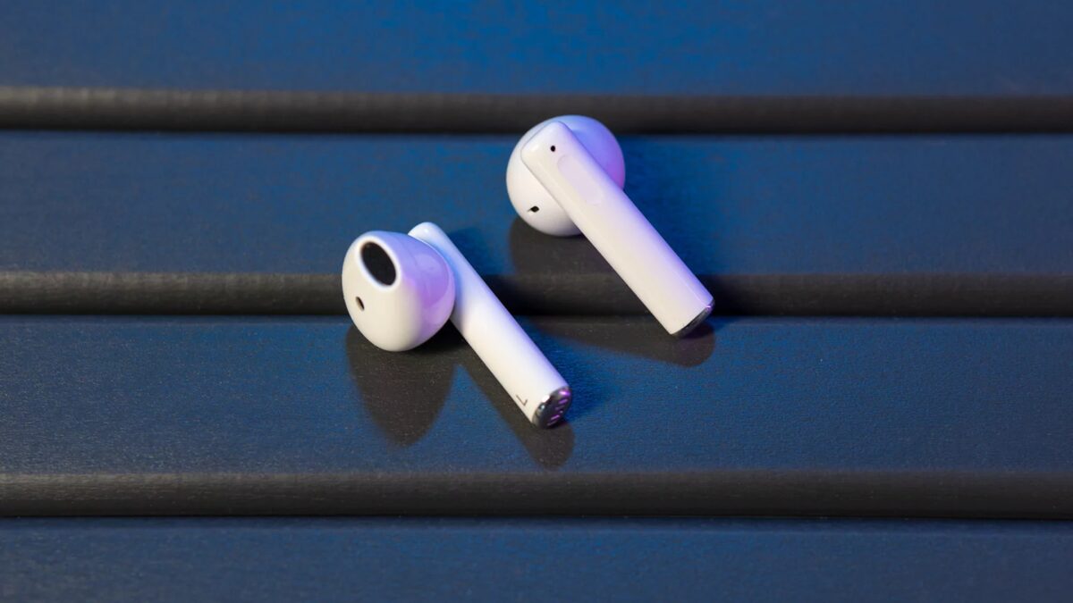 Беспроводные наушники Honor Earbuds X6 на темном фоне