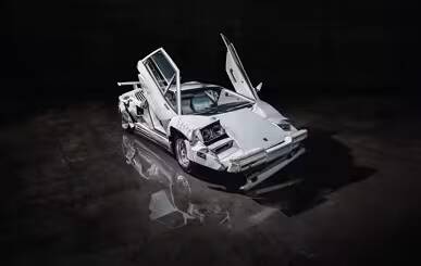 Детальный вид поврежденного спорткара Lamborghini из фильма