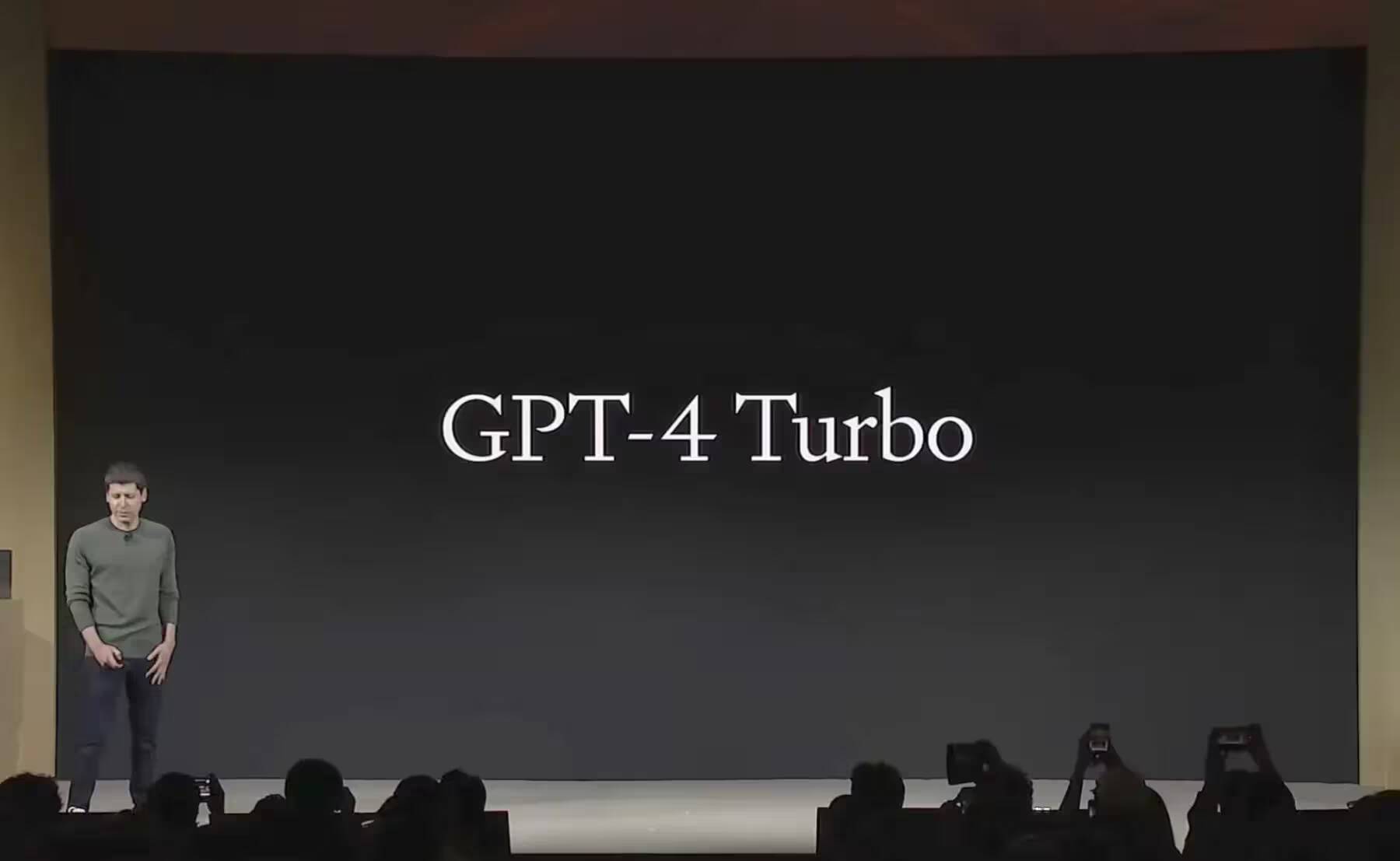 Представление GPT-4 Turbo на сцене с экраном