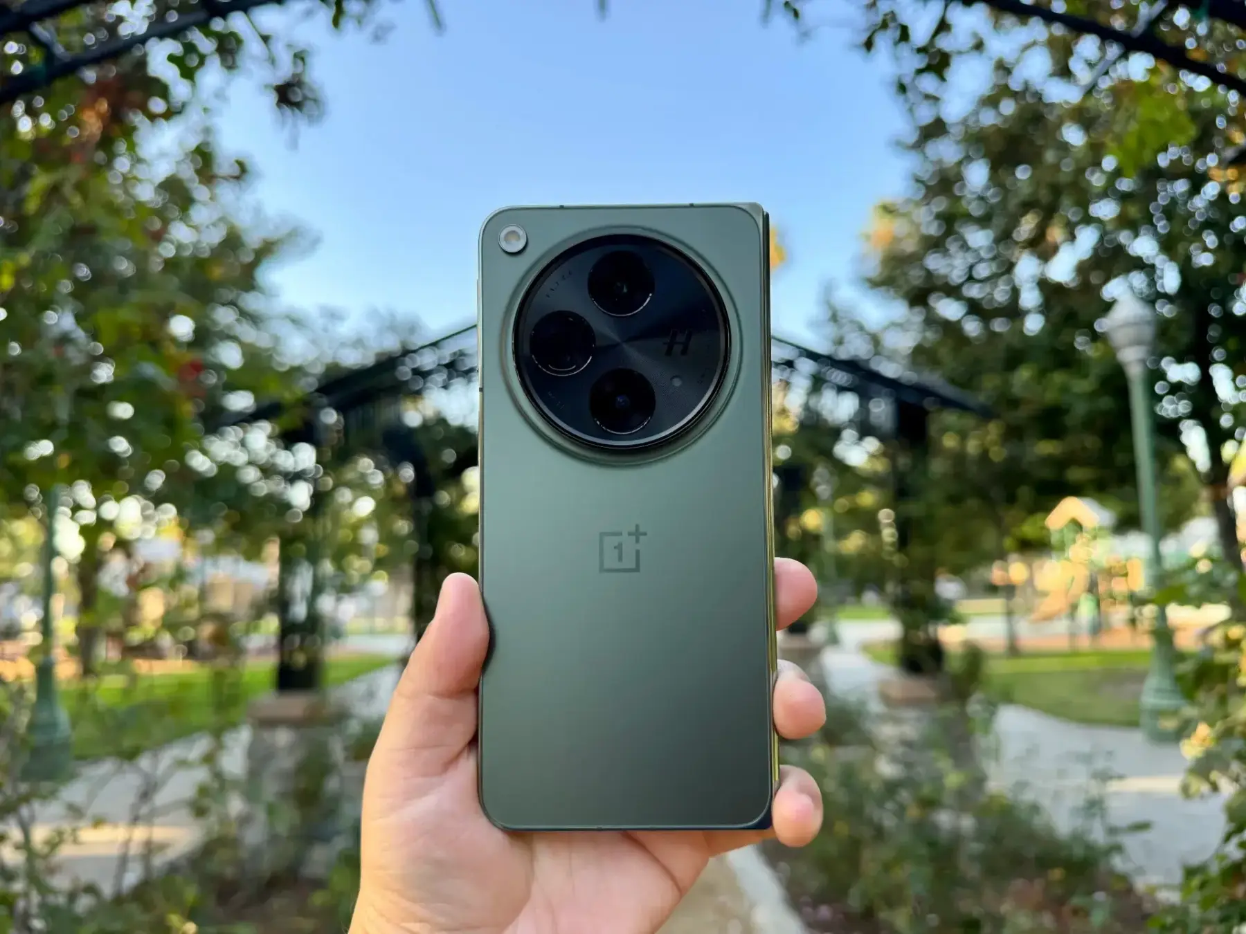 Инновационные смартфоны 2023 года 8 oneplus open emerald dusk hand