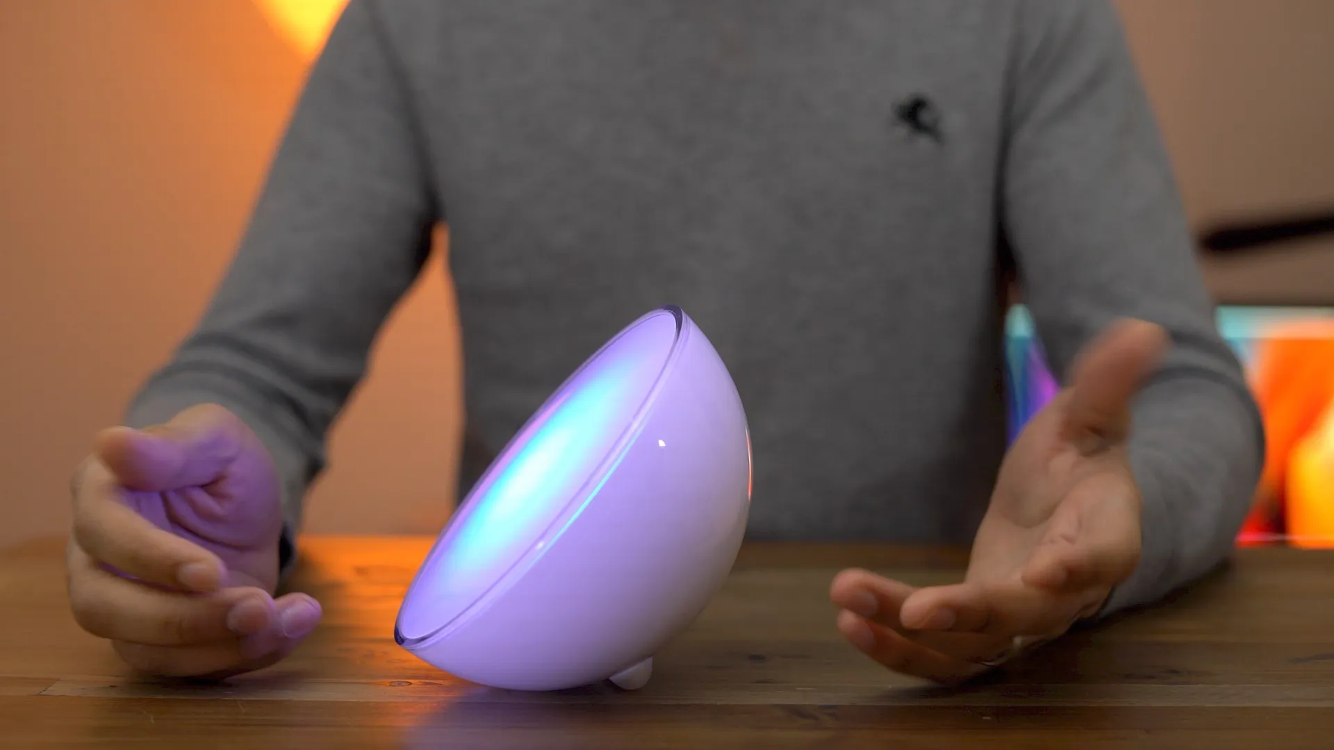 Новогодний уют: 7 умных подарков для обустройства дома 12 philips hue go 03.jpg